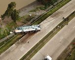 las espectaculares imagenes aereas del colectivo accidentado en circunvalacion las espectaculares imagenes aereas del colectivo accidentado en circunvalacion