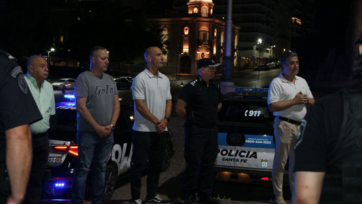 El ministro Cococcioni fue acompañado en la recorrida por Omar Pereira, secretario de Seguridad Pública; Esteban Santantino secretario de Análisis y Gestión de la información, y Marcelo Albornoz, subsecretario de Investigación Criminal. El ministro Cococcioni fue acompañado en la recorrida por Omar Pereira, secretario de Seguridad Pública; Esteban Santantino secretario de Análisis y Gestión de la información, y Marcelo Albornoz, subsecretario de Investigación Criminal. 