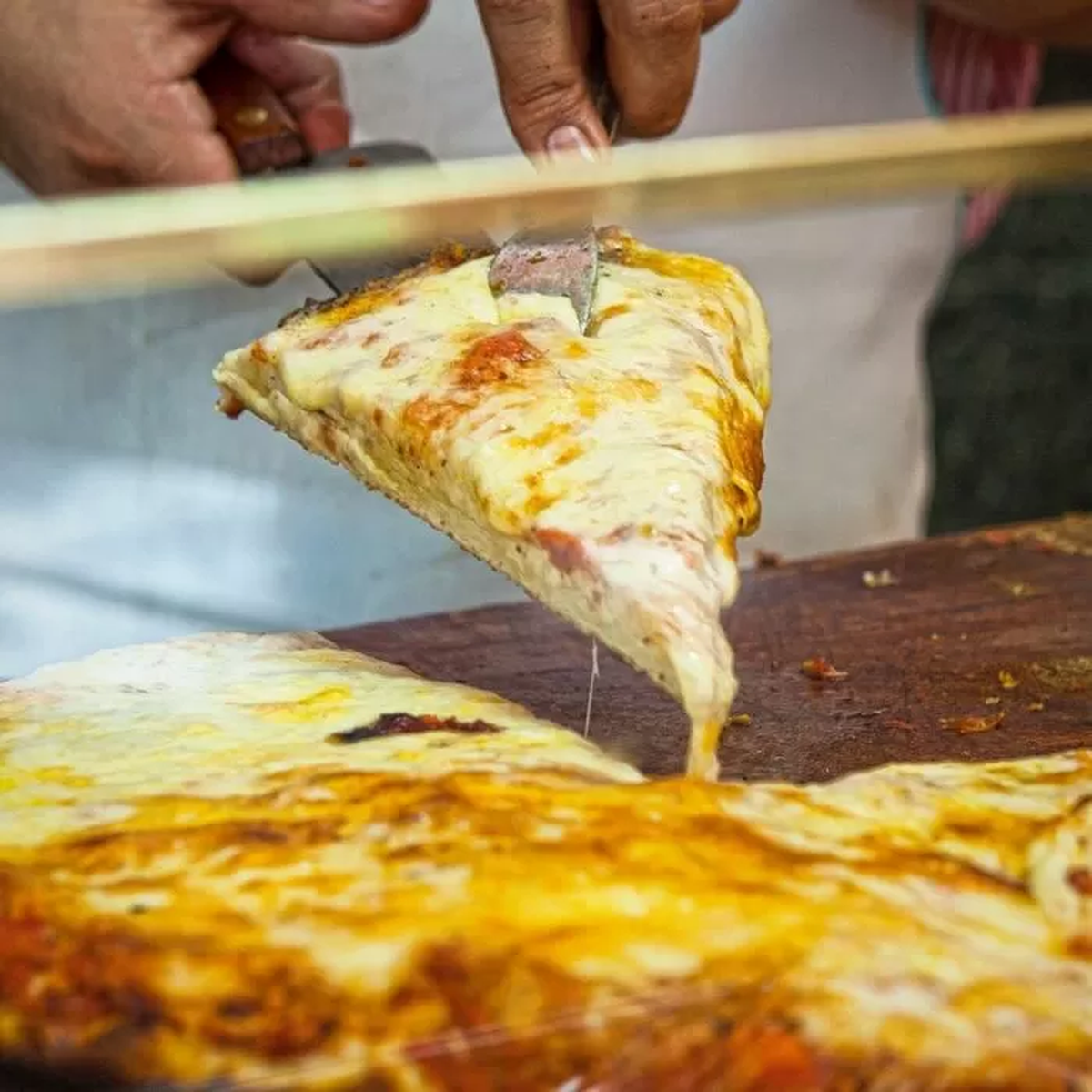 Según la Asociación de Pizzerías y Casas de Empanadas de la República Argentina, la pizza de "muzzarella" es el sabor favorito por todos los argentinos.