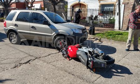 La moto Honda CBX 250 robada por dos ladrones colisionó en plena fuga contra la camioneta Eco Sport en calle República de Siria intersección con Hernandarias. La moto Honda CBX 250 robada por dos ladrones colisionó en plena fuga contra la camioneta Eco Sport en calle República de Siria intersección con Hernandarias.