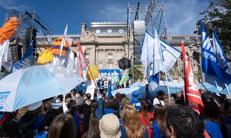 La manifestación de docentes públicos comenzó en la plaza del Soldado para finalizar frente a la Casa de Gobierno. La manifestación de docentes públicos comenzó en la plaza del Soldado para finalizar frente a la Casa de Gobierno.