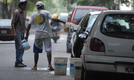 detuvieron a dos trapitos que se apedreaban en la via publica detuvieron a dos trapitos que se apedreaban en la via publica