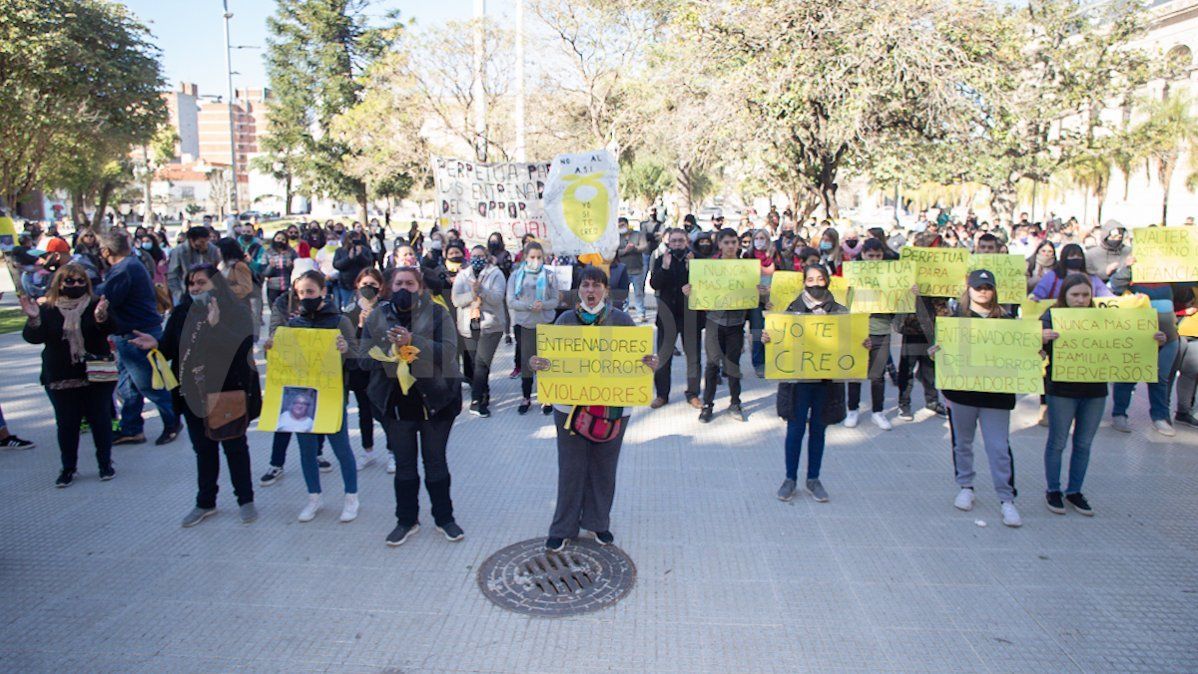 Con pancartas amarillas