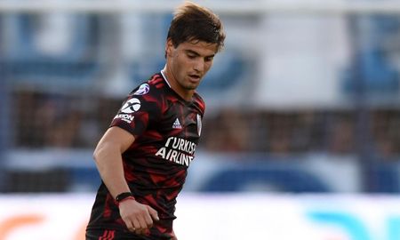 Santiago Sosa se despidió de sus compañeros y deja River para sumarse al Atlanta United de la MLS, donde dirige Gabriel Heinze. Santiago Sosa se despidió de sus compañeros y deja River para sumarse al Atlanta United de la MLS, donde dirige Gabriel Heinze.