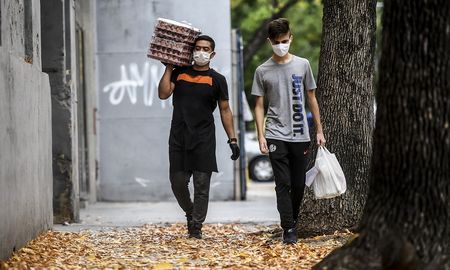 Barbijos y guantes descartables, los principales aliados para aquéllos que deben trabajar en épocas de pandemia. Barbijos y guantes descartables, los principales aliados para aquéllos que deben trabajar en épocas de pandemia.