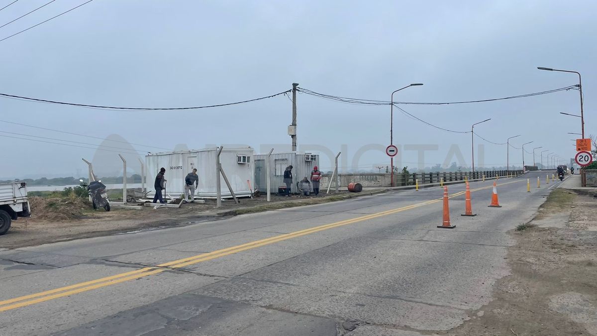 Se colocaron las casillas que funcionarán como oficinas de la empresa a cargo de la reparación del Puente Carretero Santa Fe - Santo Tomé.