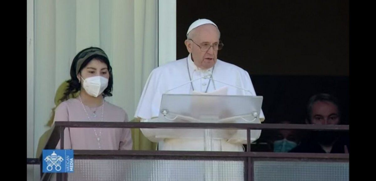 Tras la operación, Francisco se mostró en público este domingo, cuando encabezó desde el balcón del policlínico Gemelli la tradicional oración del Ángelus.
