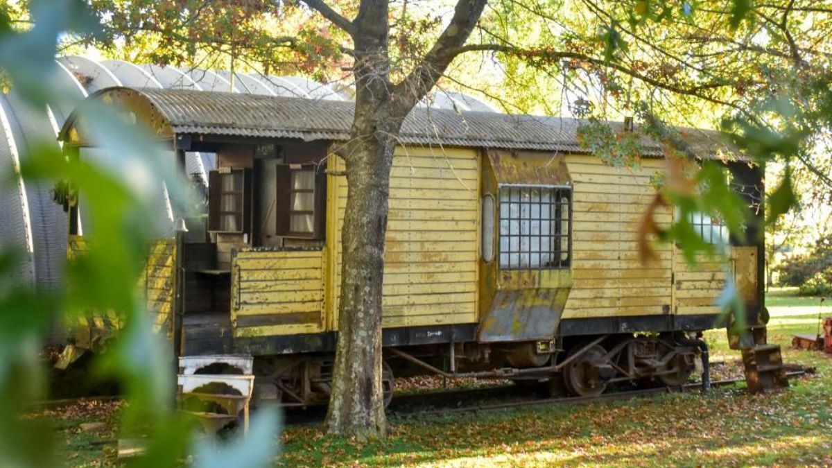 Los Vagones de Areco, una oferta hotelera ubicada en antiguos vagones de tren y subte remodelados. Los Vagones de Areco, una oferta hotelera ubicada en antiguos vagones de tren y subte remodelados.