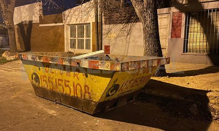 El contenedor en donde fue encontrada la menor. Vecinos la vieron y llamaron a la policía. El contenedor en donde fue encontrada la menor. Vecinos la vieron y llamaron a la policía.