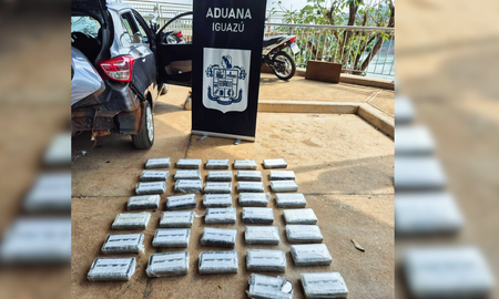 Los agentes de la Aduana percibieron olor a pintura fresca al inspeccionar el baúl y por esa razón, decidieron profundizar el control. Los agentes de la Aduana percibieron olor a pintura fresca al inspeccionar el baúl y por esa razón, decidieron profundizar el control.