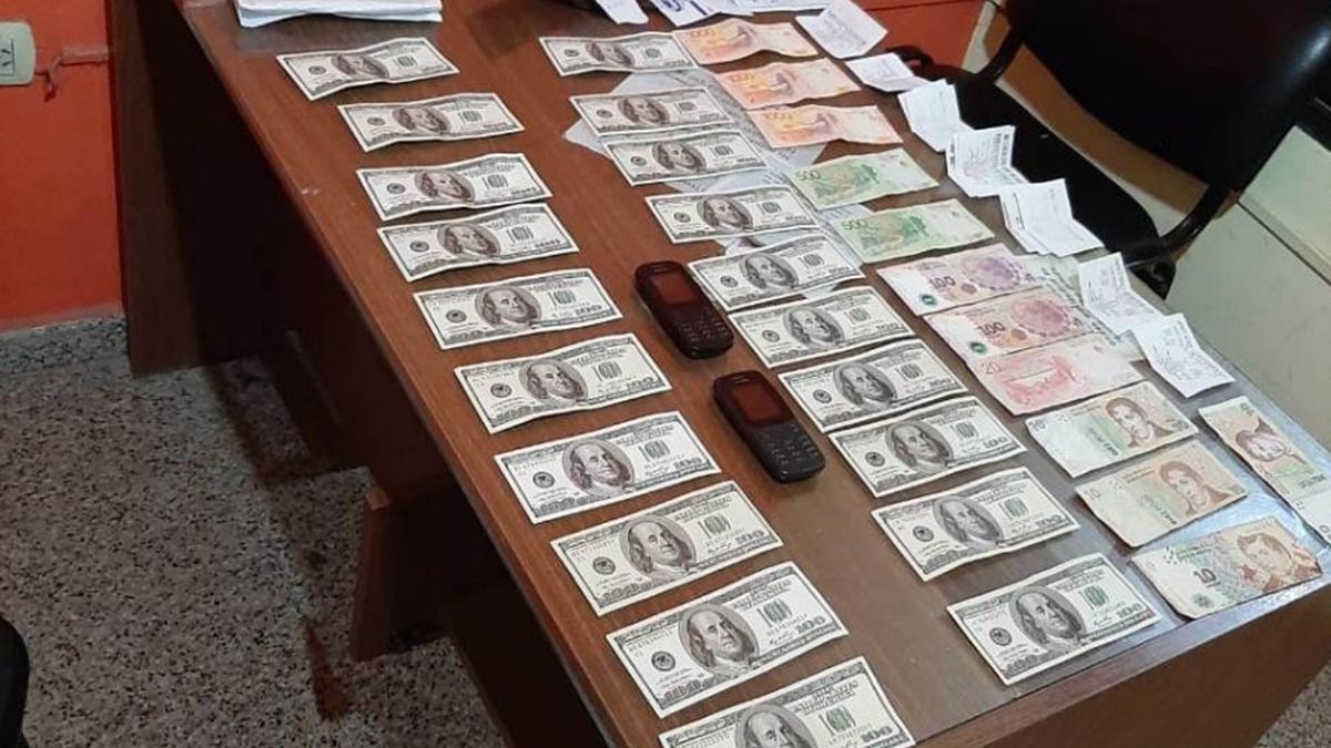 Secuestro. La moneda estadounidense estaba repartida en un envoltorio y en una billetera.&nbsp;