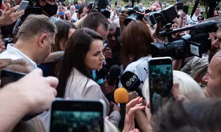 La líder opositora Svetlana Tijanovskaya abandonó Bielorrusia, tras pasar varias horas detenida y se encuentra ya en Lituania. La líder opositora Svetlana Tijanovskaya abandonó Bielorrusia, tras pasar varias horas detenida y se encuentra ya en Lituania.