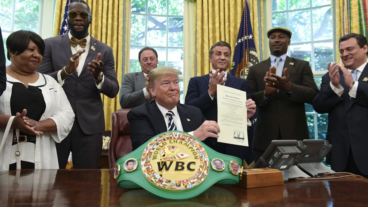 El jueves 24 de mayo de 2018, Donald Trump le concedió el perdón póstumo a Jack Johnson. En el acto, el presidente estadounidense fue acompañado por (desde la izquierda) Linda E. Haywood, sobrina tataranieta de Johnson; Deontay Wilder, ex campeón pesado del CMB; el empresario Keith Frankel; el actor Sylvester Stallone; el británico Lennox Lewis, ex monarca pesado del CMB, y el mexicano Mauricio Sulaimán Saldívar, titular del Consejo Mundial de Boxeo. El jueves 24 de mayo de 2018, Donald Trump le concedió el perdón póstumo a Jack Johnson. En el acto, el presidente estadounidense fue acompañado por (desde la izquierda) Linda E. Haywood, sobrina tataranieta de Johnson; Deontay Wilder, ex campeón pesado del CMB; el empresario Keith Frankel; el actor Sylvester Stallone; el británico Lennox Lewis, ex monarca pesado del CMB, y el mexicano Mauricio Sulaimán Saldívar, titular del Consejo Mundial de Boxeo.