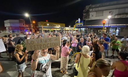 Vecinos de Santo Tomé se manifestaron este domingo por problemas en el servicio de agua potable. Vecinos de Santo Tomé se manifestaron este domingo por problemas en el servicio de agua potable.