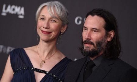 keanu reeves se muestra con su pareja despues de anos de solteria keanu reeves se muestra con su pareja despues de anos de solteria