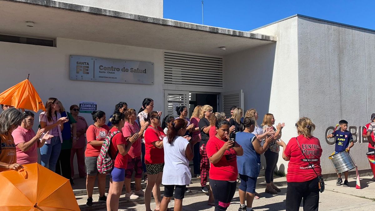 Personal del centro de salud reunidos para reclamar.