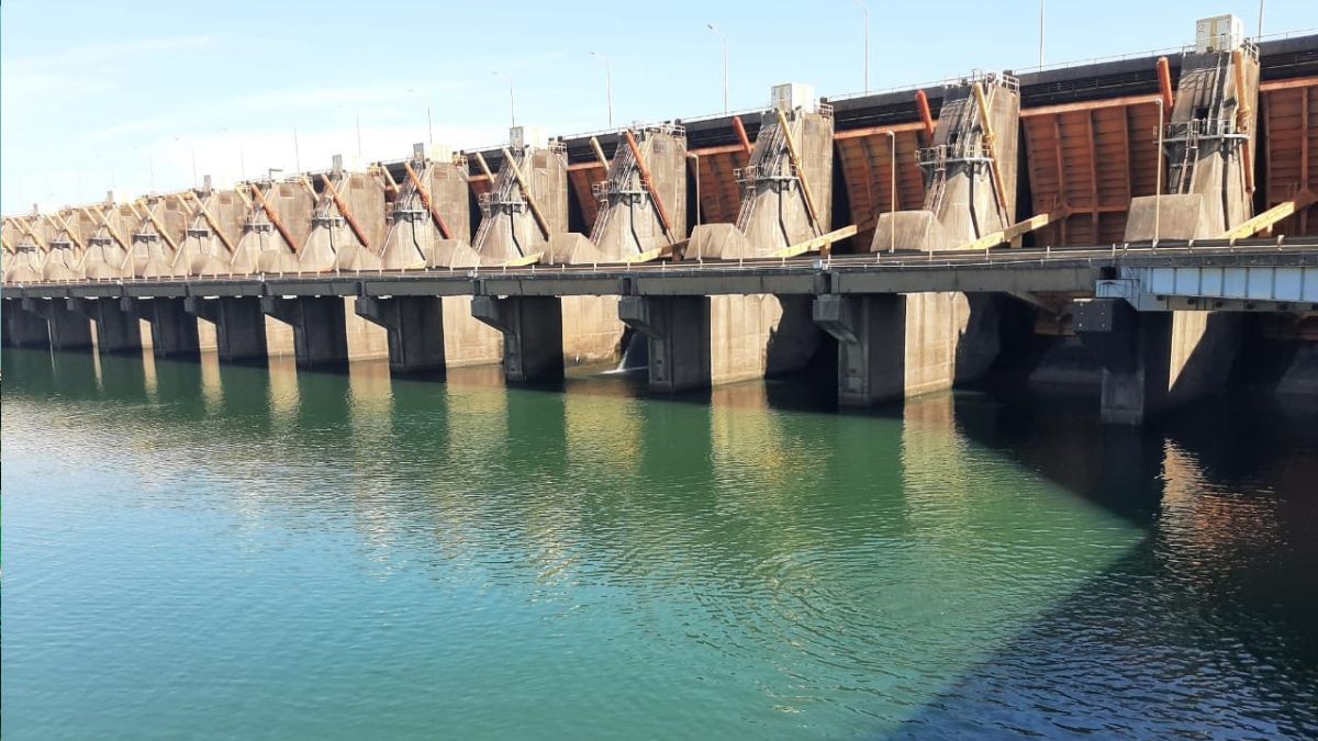 Yacyretá está en el área conocida como los rápidos de Apipé, entre las ciudades de Ituzaingó (Corrientes) y Ayolas (Paraguay). Yacyretá está en el área conocida como los rápidos de Apipé, entre las ciudades de Ituzaingó (Corrientes) y Ayolas (Paraguay).