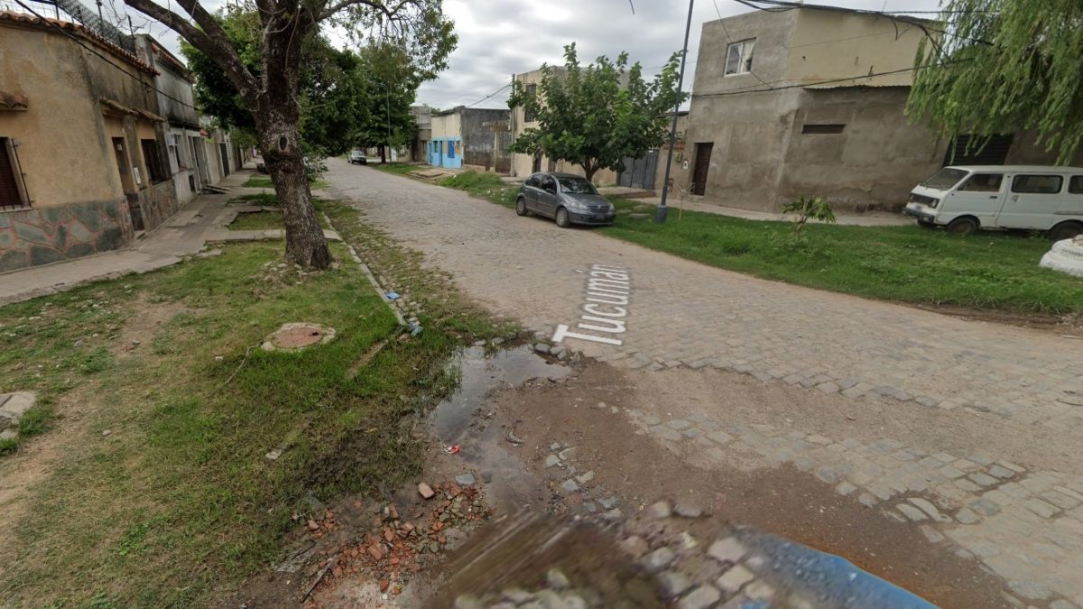 Tras una búsqueda, personal de la Brigada Motorizada detuvo a los dos ladrones en Tucumán 4300. Tras una búsqueda, personal de la Brigada Motorizada detuvo a los dos ladrones en Tucumán 4300.