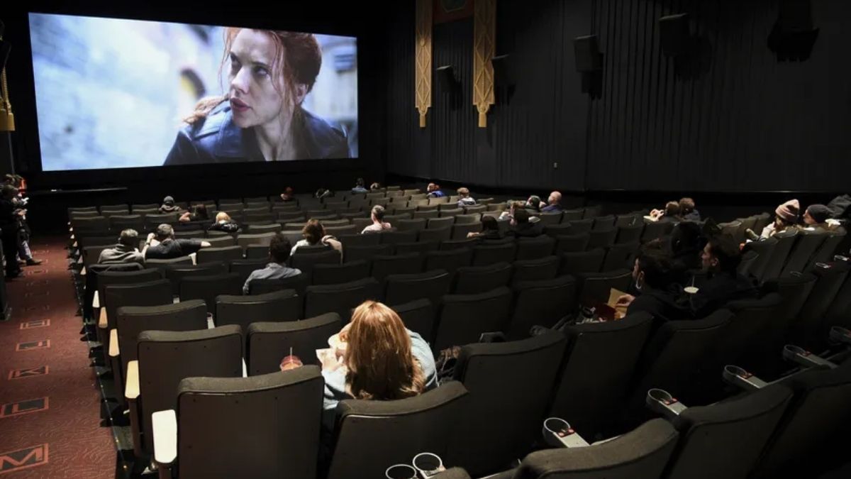 La elección de los asientos en el cine puede hacer una gran diferencia en la comodidad y la experiencia visual durante el visionado de una película. La elección de los asientos en el cine puede hacer una gran diferencia en la comodidad y la experiencia visual durante el visionado de una película.