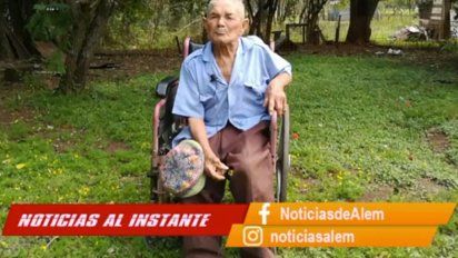 Don Correa en la silla de ruedas esperando que llegue su hijo