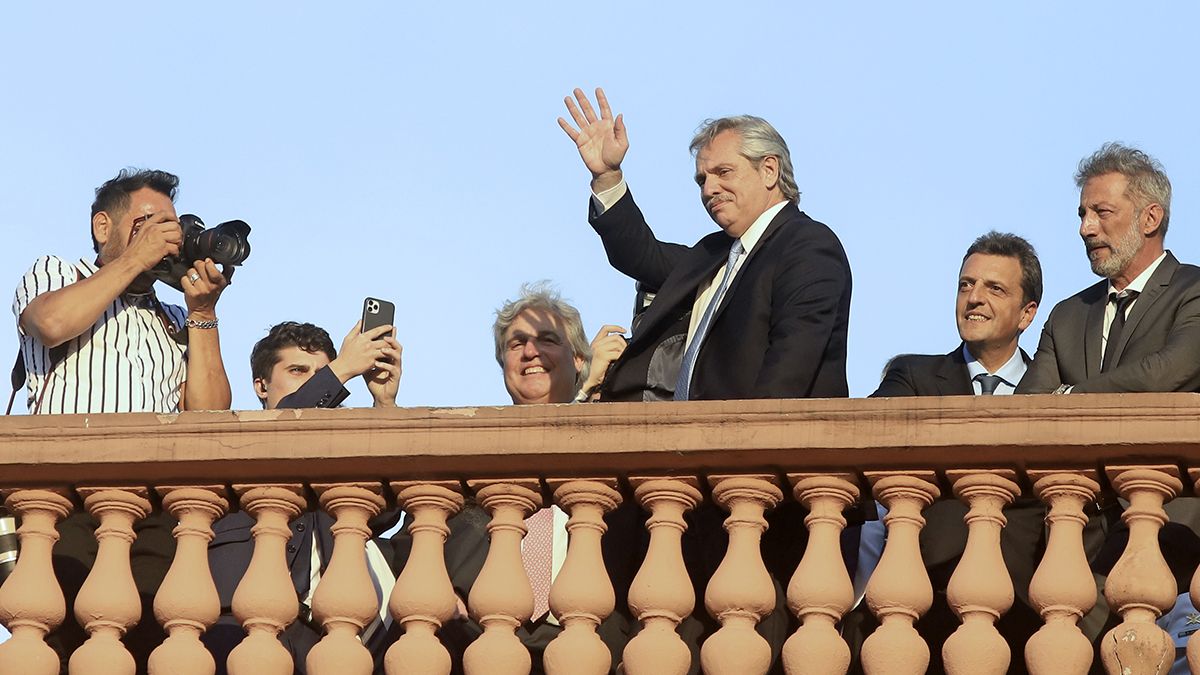 El primer saludo de Alberto Fernández desde el balcón de la Casa Rosada