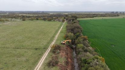 Símbolo del abandono: durante la limpieza del Canal Aguiar por parte de Provincia, hallaron restos de una máquina excavadora