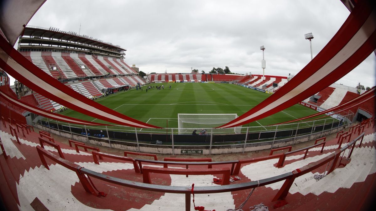 El estadio del Club Atlético Unión tiene una capacidad para 26.000 espectadores en la actualidad. El estadio del Club Atlético Unión tiene una capacidad para 26.000 espectadores en la actualidad.