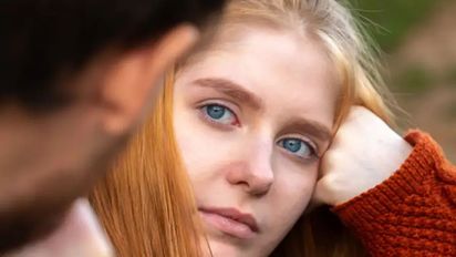 Qué significa la mirada fija de una persona en una conversación, según la psicología