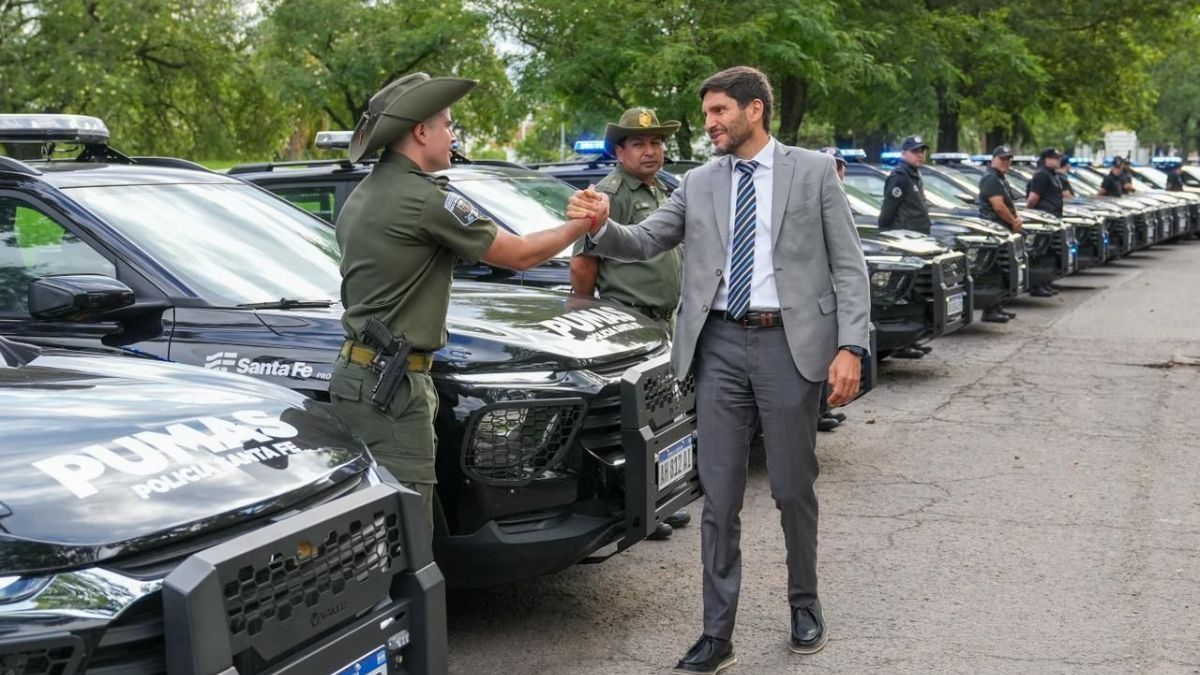 El gobernador de Santa Fe, Maximiliano Pullaro, encabezó este viernes en la ciudad capital la entrega de 116 camionetas 0 km totalmente equipadas destinadas a la Policía provincial. El gobernador de Santa Fe, Maximiliano Pullaro, encabezó este viernes en la ciudad capital la entrega de 116 camionetas 0 km totalmente equipadas destinadas a la Policía provincial.