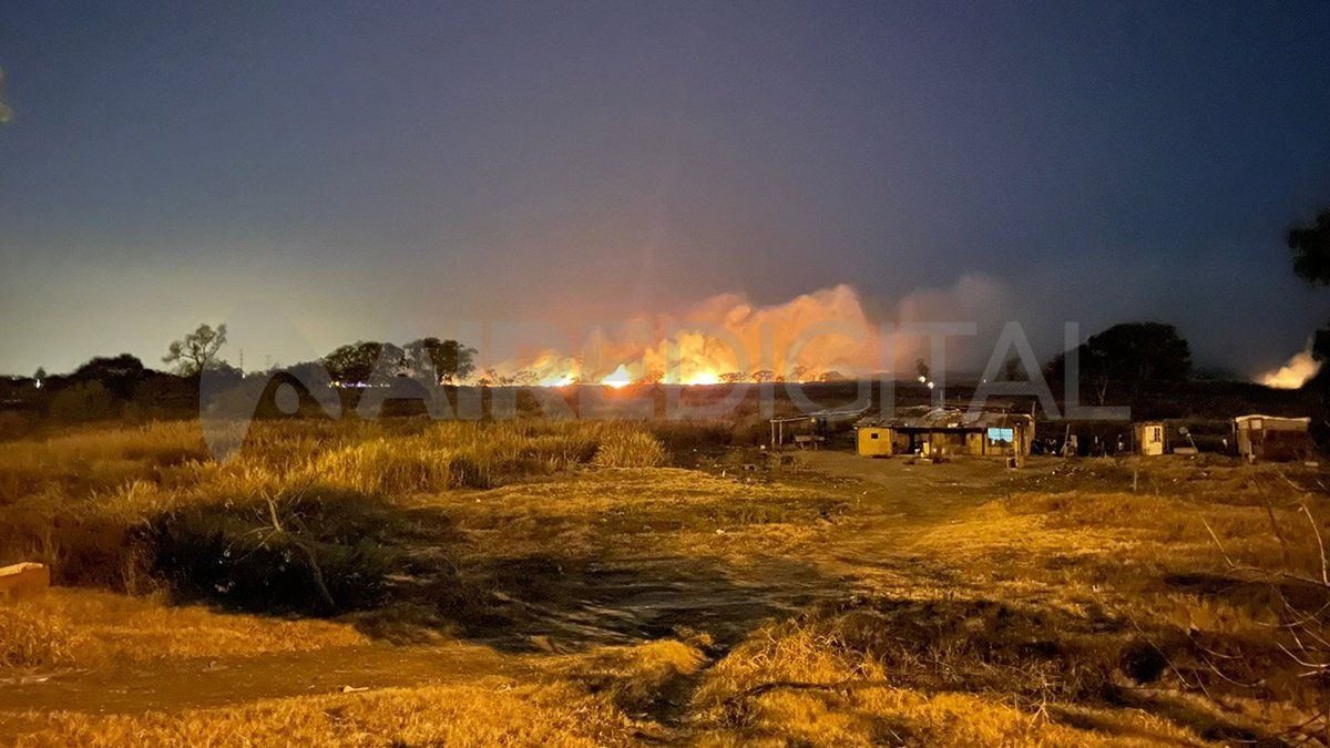 Por el momento, el foco ígneo se encuentra alejado de las viviendas.