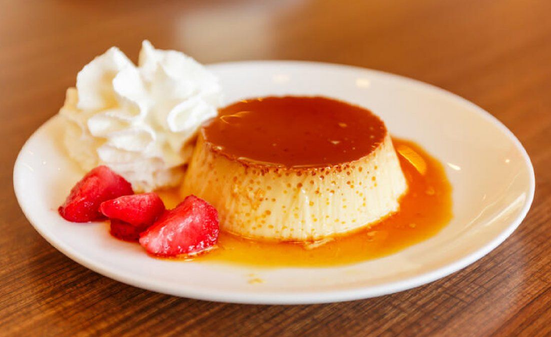 Cómo preparar el clásico flan casero con crema chantilly