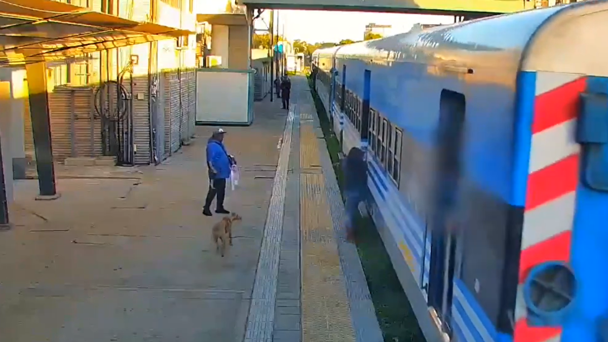Vídeo: una mujer se resbala al intentar subirse a un tren en movimiento.