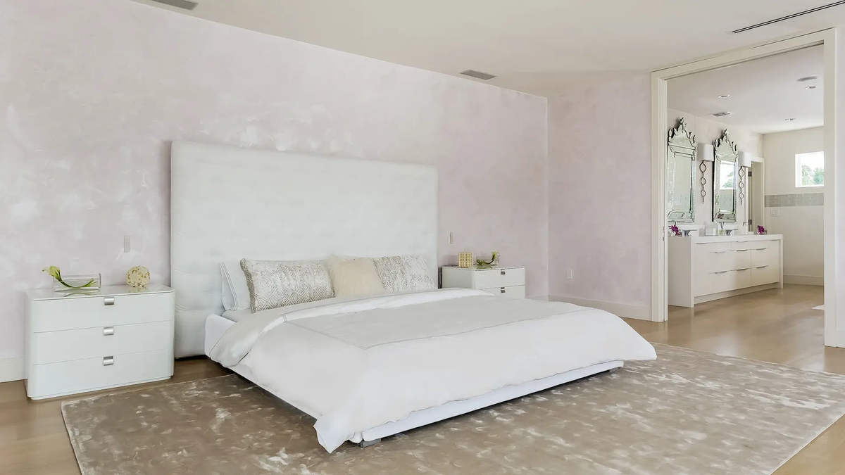 Uno de los seis dormitorios de la casa de Shakira en Miami // Gtres