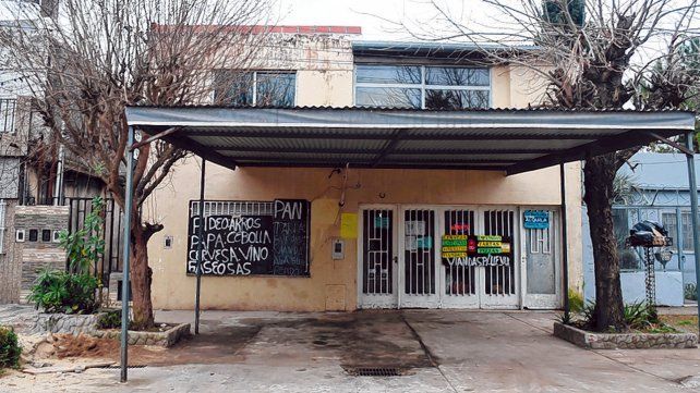 Balean un almacén lindero a la casa de un policía que investigó a Los Monos