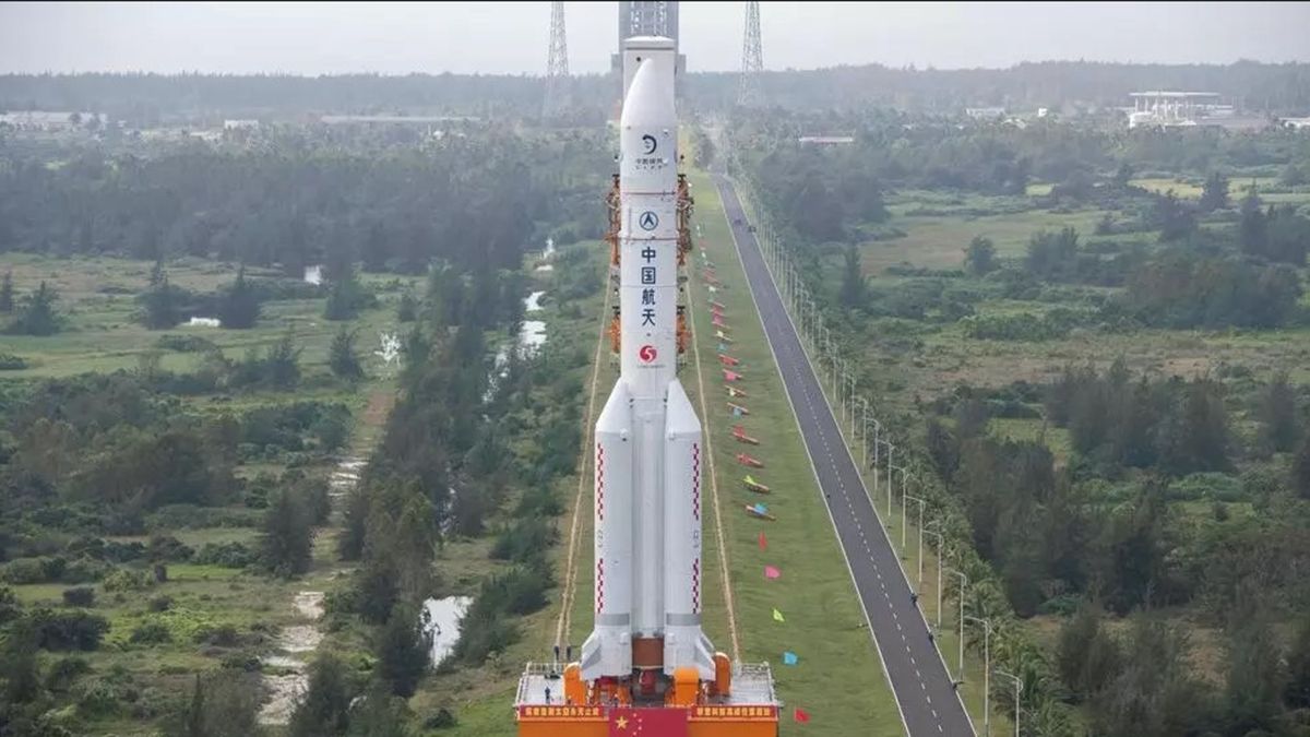 El cohete Larga Marcha 5 en la plataforma de lanzamiento en Wenchang (sur de China), el 17 de noviembre de 2020.