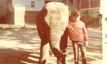 Mara, de 2 años, junto a César Gribaudo, de 10. Acassuso, Partido de San Isidro (Gran Buenos Aires), 1973. Mara, de 2 años, junto a César Gribaudo, de 10. Acassuso, Partido de San Isidro (Gran Buenos Aires), 1973.