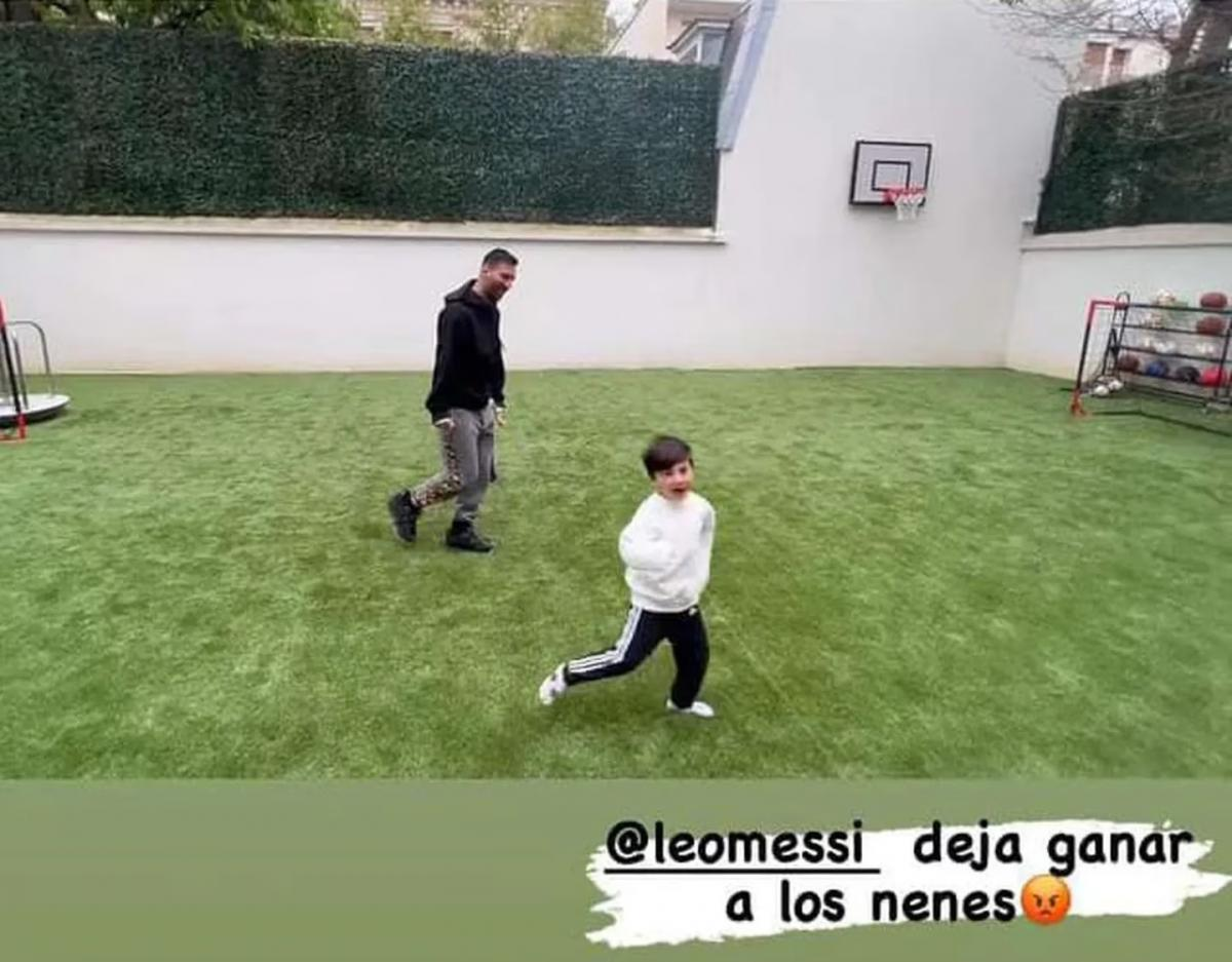 El enorme patio de la casa de Lionel Messi en París, donde los hijos aprovechaban todas las tardes.
