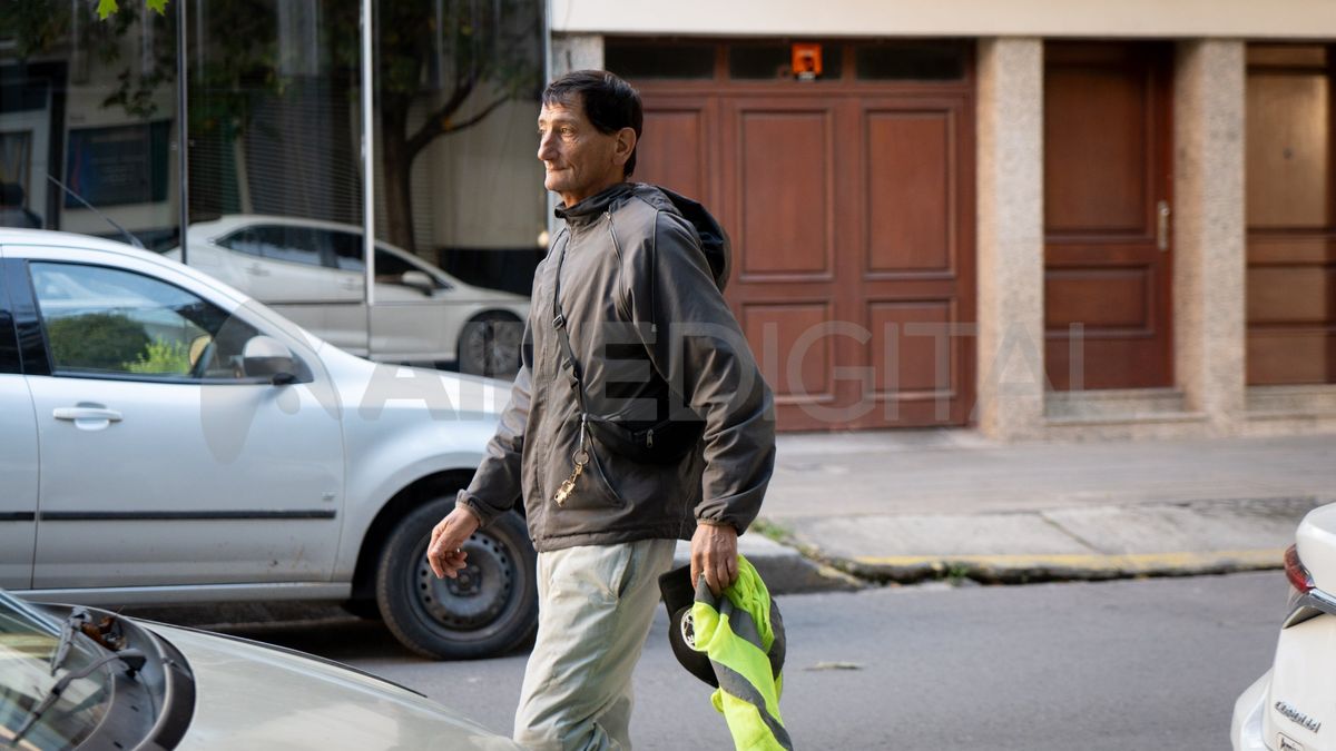 Desde hace 20 años Juan Carlos trabaja todos los días en calle San Martín, entre Suipacha y Junín. Desde hace 20 años Juan Carlos trabaja todos los días en calle San Martín, entre Suipacha y Junín.