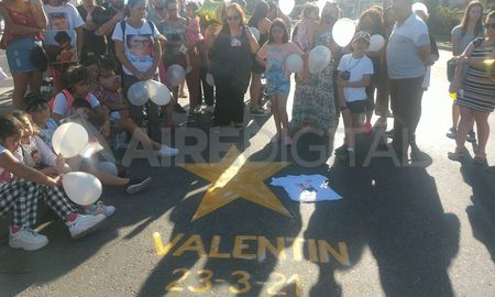 Pintaron una estrella amarilla en la ruta 1 en homenaje a Nachito Isleño, el nene que falleció luego de ser atropellado por un automovilista. Pintaron una estrella amarilla en la ruta 1 en homenaje a Nachito Isleño, el nene que falleció luego de ser atropellado por un automovilista.
