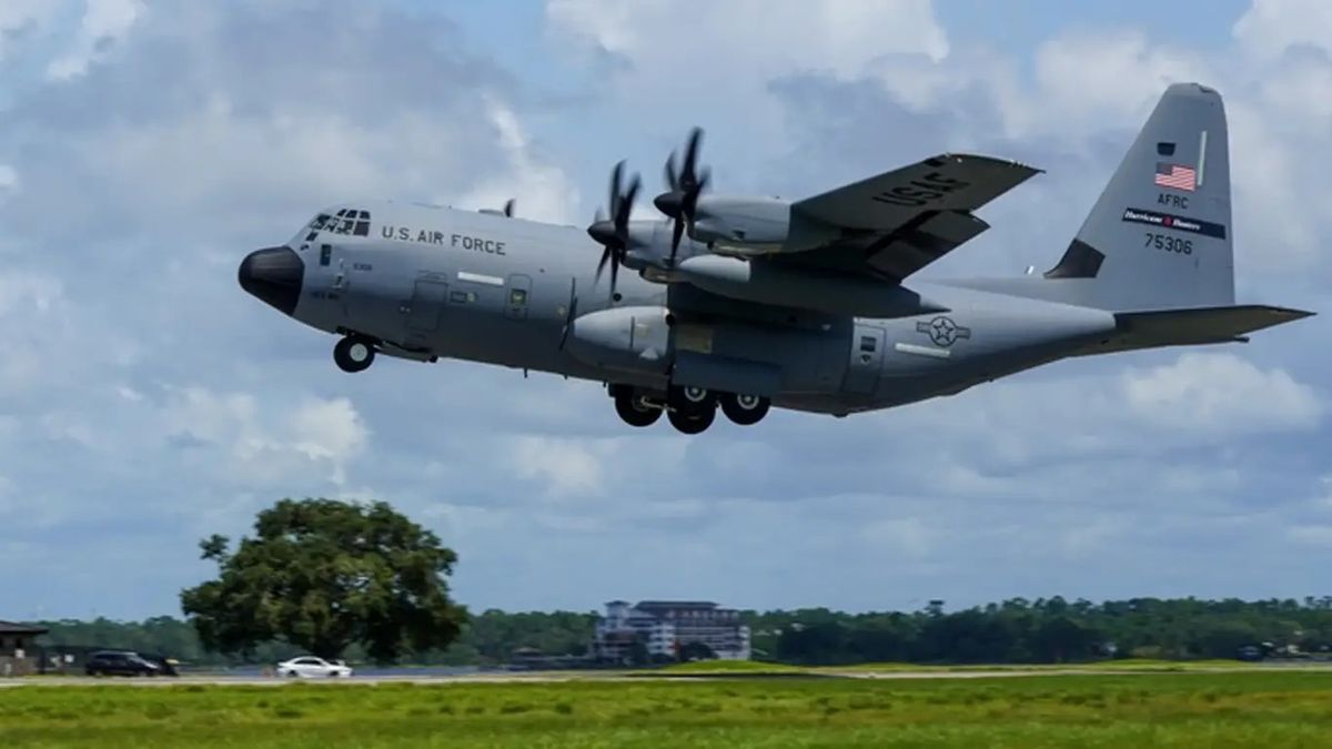 Otros aviones que realizan misiones de reconocimientos de huracanes junto con los Orion son los Lockheed WC-130J Súper Hércules (foto) del 53º Escuadrón de Reconocimiento Meteorológico de la Reserva de la Fuerza Aérea estadounidense, cuya base se encuentra en Keesler, Mississippi. Otros aviones que realizan misiones de reconocimientos de huracanes junto con los Orion son los Lockheed WC-130J Súper Hércules (foto) del 53º Escuadrón de Reconocimiento Meteorológico de la Reserva de la Fuerza Aérea estadounidense, cuya base se encuentra en Keesler, Mississippi.