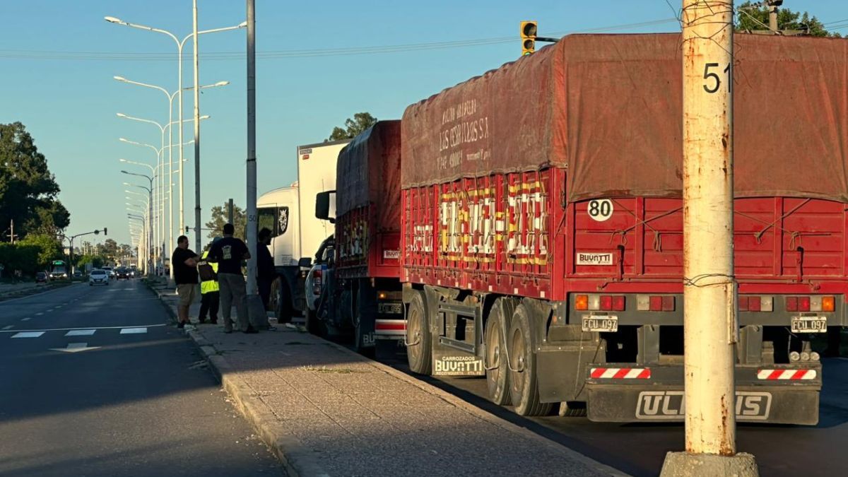 A diario 40.000 vehículos circulan por la ruta 1. A diario 40.000 vehículos circulan por la ruta 1.