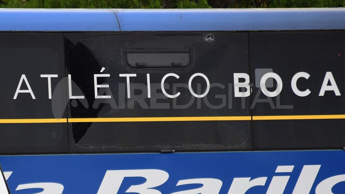 Rosario: hinchas de Central apedrearon el colectivo de Boca en el Parque Alem.