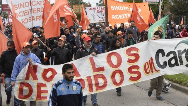 Aceiteros amenazan con huelga nacional por despidos y paritarias