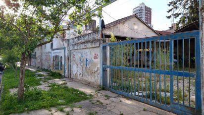 El ex predio que antes era utilizado para guardar ambulancias fue el lugar propicio para que dos ladrones asaltaran a una mujer en su casa