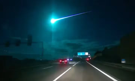 Este domingo por la madrugada el cielo de España y Portugal fueron iluminados por un extraño objeto de fuego. Este domingo por la madrugada el cielo de España y Portugal fueron iluminados por un extraño objeto de fuego.