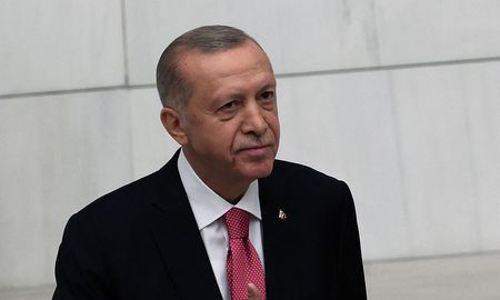 El presidente turco, Recep Tayyip Erdogan, juró hoy ante el Parlamento en Ankara para iniciar su tercer mandato, que extenderá los 20 años que ya lleva en el poder. El presidente turco, Recep Tayyip Erdogan, juró hoy ante el Parlamento en Ankara para iniciar su tercer mandato, que extenderá los 20 años que ya lleva en el poder.