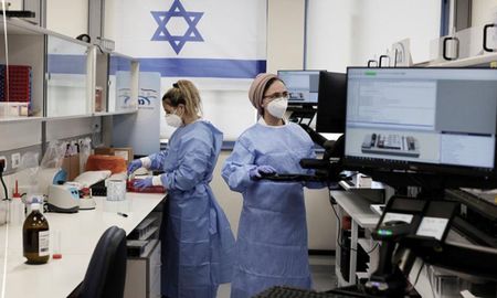 La muy infecciosa variante Ómicron del coronavirus ya se transmite de manera local en Israel y ha provocado un aumento de la tasa de contagios. La muy infecciosa variante Ómicron del coronavirus ya se transmite de manera local en Israel y ha provocado un aumento de la tasa de contagios.