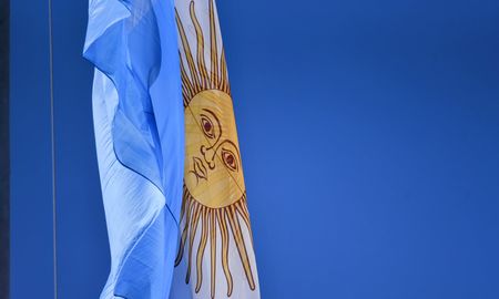 Más de 30 instituciones santafesinas recibieron una bandera argentina en un emotivo acto realizado en la Plaza de las Banderas. Más de 30 instituciones santafesinas recibieron una bandera argentina en un emotivo acto realizado en la Plaza de las Banderas.