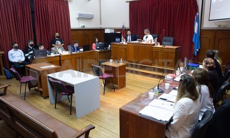 El debate tiene lugar en la sala 6 del primer piso de tribunales. El debate tiene lugar en la sala 6 del primer piso de tribunales.