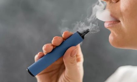Los cigarrillos electrónicos contienen sustancias tóxicas, aumentan el riesgo de tabaquismo y se relacionan con daños respiratorios y en la salud mental. Los cigarrillos electrónicos contienen sustancias tóxicas, aumentan el riesgo de tabaquismo y se relacionan con daños respiratorios y en la salud mental.